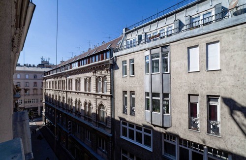 Inner City Budapest Apartment | BEST LOCATION: NEW & FULL OPTIONALS