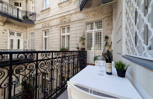 Inner City Budapest Apartment | BEST LOCATION: NEW & FULL OPTIONALS