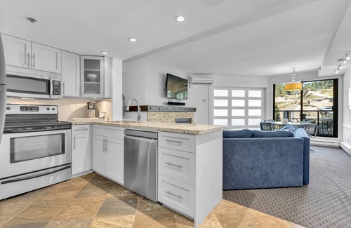 Whistler Village Condo | BEST Location! Stunning Mountain Views, Ski-in/Ski-out, Base of both lifts!⛷🚠