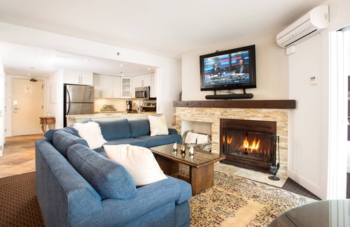 Whistler Village Condo | BEST Location! Stunning Mountain Views, Ski-in/Ski-out, Base of both lifts!⛷🚠