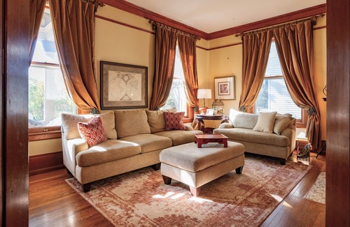 Summit Hill House | Best Location! Walk, Shop & Eat on Summit, Grand & Selby; Sleeps 15!