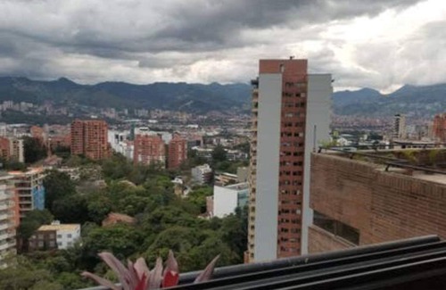 Las Lomas I Apartment | BEST! Luxury Penthouse! 6 min Walk to All, 5 Stars!