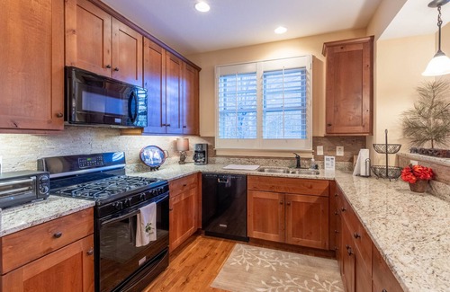 Bear Lake Reserve House | "Best mountain view" Enjoy the lake and mountains at this 5 star resort.