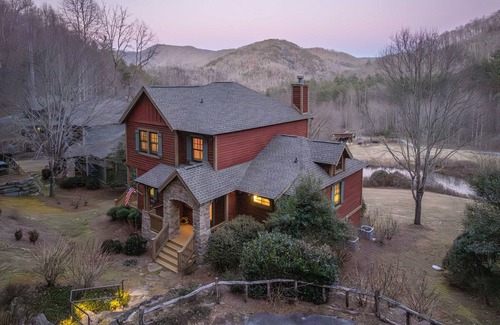 Bear Lake Reserve House | "Best mountain view" Enjoy the lake and mountains at this 5 star resort.