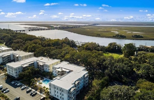 Epworth Acres Condo | Best New Luxury St. Simons FLETC/Vacation Condo-3Br/2Ba/Bikes/2 Pools/Garage