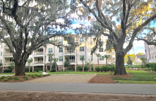 Epworth Acres Condo | Best New Luxury St. Simons FLETC/Vacation Condo-3Br/2Ba/Bikes/2 Pools/Garage