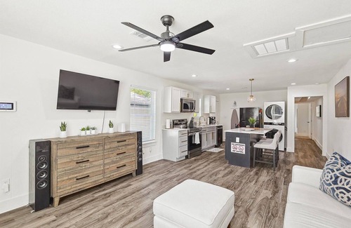 Oak Cliff House | Best of Bishop Arts, 2BD with Style & Comfort