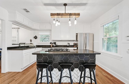 Barton Heights House | Best of Both - The Urban Shade; ACL Ideal!