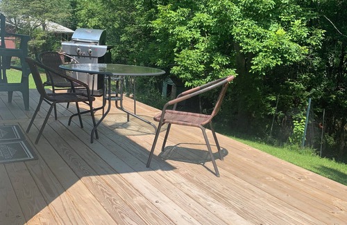 South Hill Apartment | Best of both worlds, close to town and woods