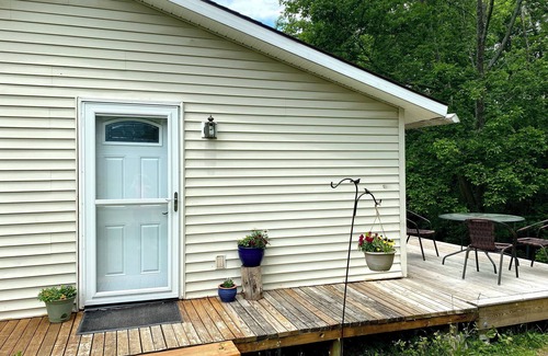 South Hill Apartment | Best of both worlds, close to town and woods
