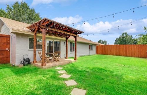 Irving House | Best of Irving - Yard Firepit Free Parking