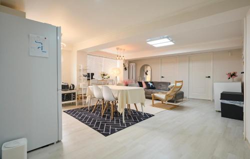 Chunghyeon-dong Apartment | Best, Private, 3 rooms, Hongdae, 6 Persons