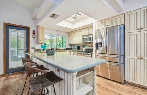 Weeki Wachee Gardens House | Best River Home-Bear Trail Retreat- 10 Kayaks, LG yard, Gazebo, Firepit & kayaks