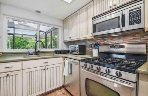 Weeki Wachee Gardens House | Best River Home-Bear Trail Retreat- 10 Kayaks, LG yard, Gazebo, Firepit & kayaks