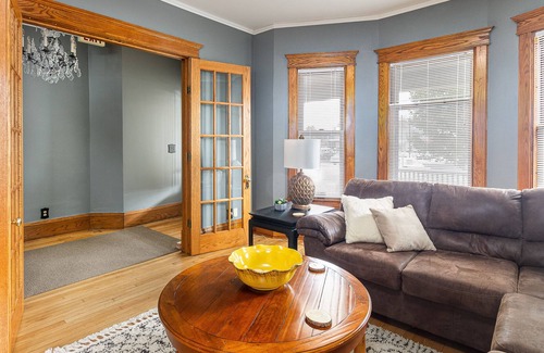 Central Business District Apartment | ⭐️⭐️Best Spot, Central Downtown Kzoo Walk Everywhere, Luxury Victorian Sleeps 6⭐️⭐️