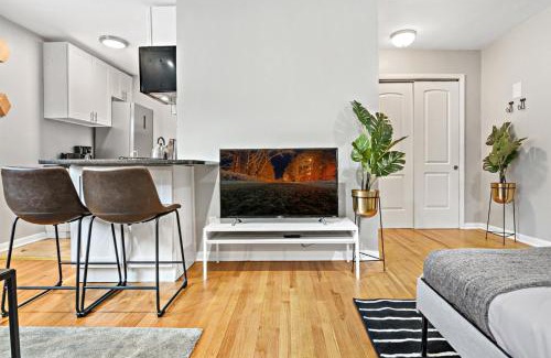 Lake View East Apartment | Best Studio Apt in Chicago close to Boystown - Oakdale 204 rep