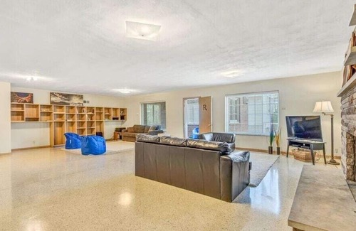 Lindenwood Park House | Best Value For Groups in St Louis 10,000 sq ft building / 30 beds / 15 bedrooms
