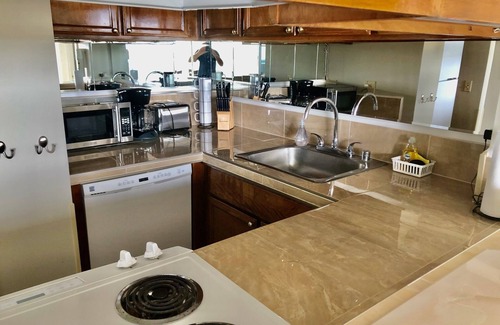 Hilo Condo | Best View in Hilo - Pool, WIFI, 2 BD Condo