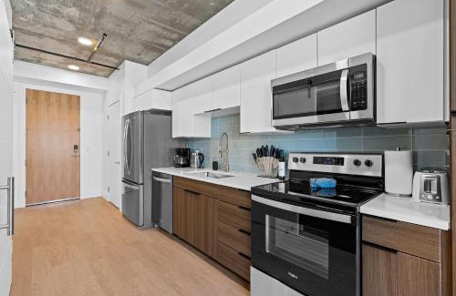 Rio Grande Apartment | Best views! Lux 9th fl Gym Pking Pool Htub King BD