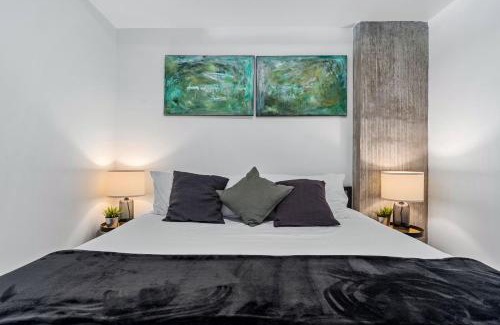 Rio Grande Apartment | Best views! Lux 9th fl Gym Pking Pool Htub King BD