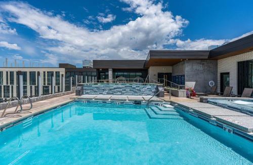 Rio Grande Apartment | Best views! Lux 9th fl Gym Pking Pool Htub King BD