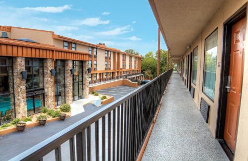 Branson Theater District Hotel | Best Western Center Pointe Inn