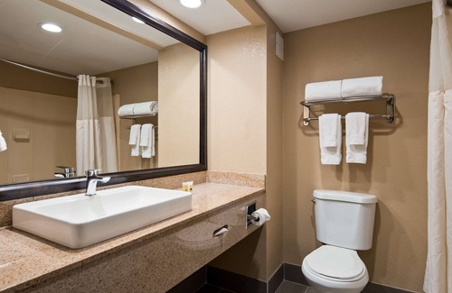 Oakland Hotel | Best Western Plus Airport Inn & Suites