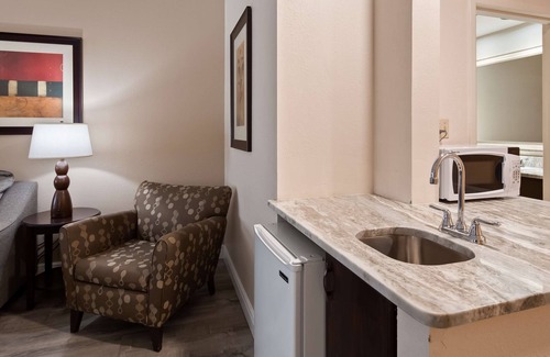Venice Hotel | Best Western Plus Ambassador Suites Venice