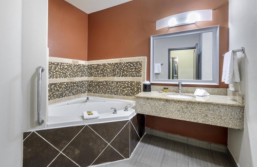 Lee's Summit Hotel | Best Western Plus Lee's Summit Hotel & Suites