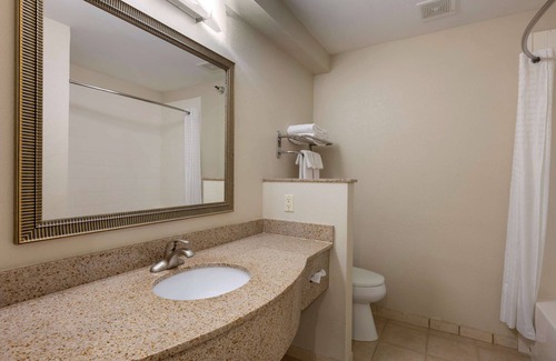 Carter Lake Hotel | Best Western Plus Omaha Airport Inn
