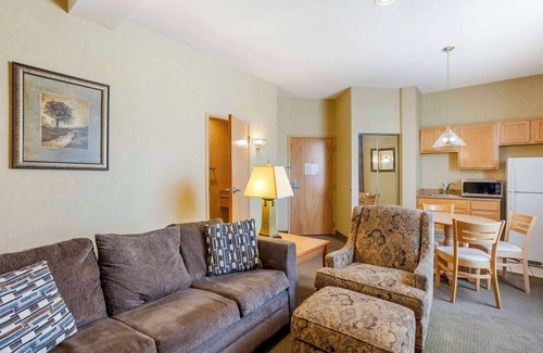 Paradise Hotel | Best Western Plus Revere Inn & Suites