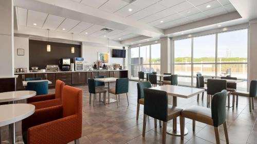 Pecan Valley Hotel | Best Western Plus Roland Inn & Suites