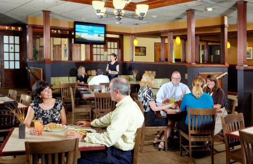 Quad Cities Hotel | Best Western Plus Steeplegate Inn