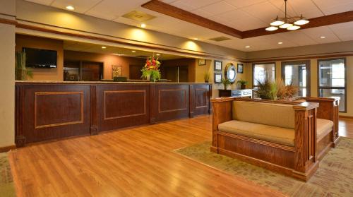 Quad Cities Hotel | Best Western Plus Steeplegate Inn