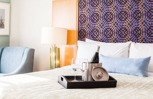 Etobicoke Hotel | Best Western Premier Toronto Airport Carlingview Hotel