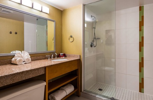 Etobicoke Hotel | Best Western Premier Toronto Airport Carlingview Hotel