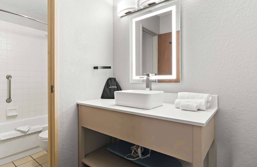 Joplin Hotel | Best Western The Oasis at Joplin