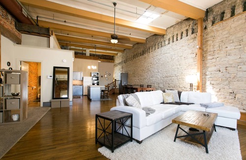 Stillwater Apartment | BestLocation|BridesGetReady|Photo backdrop|Families|Pets|RooftopViews|Nightlife!