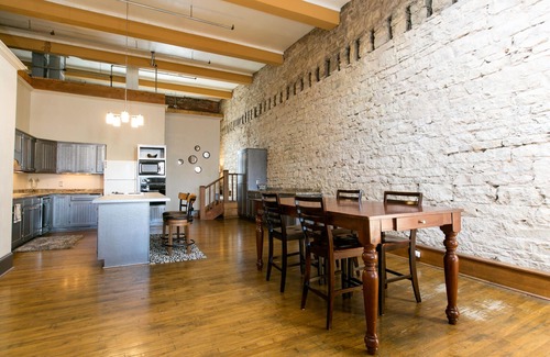 Stillwater Apartment | BestLocation|BridesGetReady|Photo backdrop|Families|Pets|RooftopViews|Nightlife!