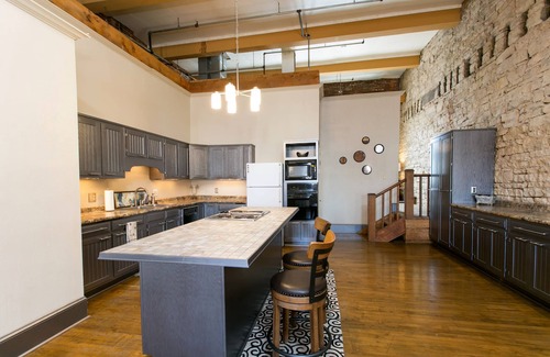 Stillwater Apartment | BestLocation|BridesGetReady|Photo backdrop|Families|Pets|RooftopViews|Nightlife!