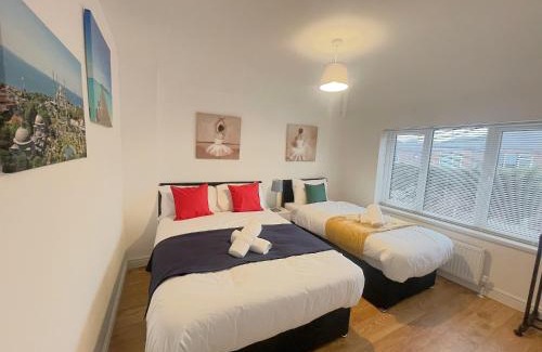 Salford Apartment | BetaHouse -3BR -Pool Table -Free parking -Spacious