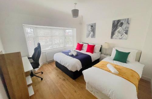 Salford Apartment | BetaHouse -3BR -Pool Table -Free parking -Spacious