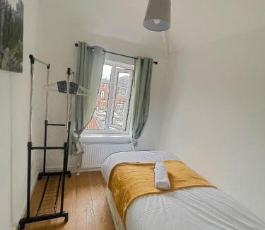 Salford Apartment | BetaHouse -3BR -Pool Table -Free parking -Spacious