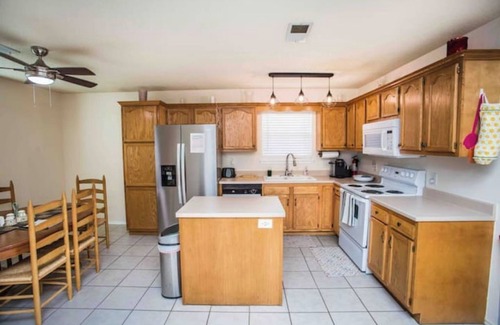 Lubbock House | Bethel Nest with BBQ Grill, Jet Tub, Walk in Shower.