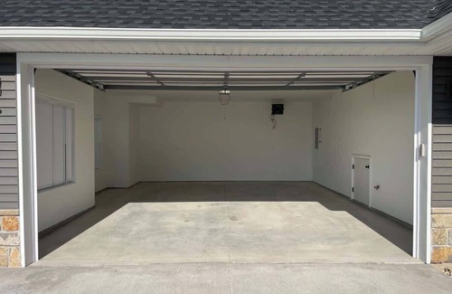 Bettendorf Apartment | Bettendorf Condo: King Suite, 3 Bedrooms & Garage!