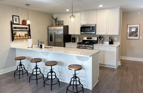 Bettendorf Apartment | Bettendorf Condo: King Suite, 3 Bedrooms & Garage!