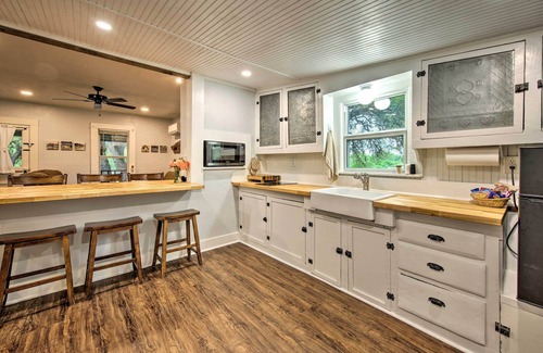 Blanco Cottage | Betty B's River House < 1 Mi to Blanco State Park!