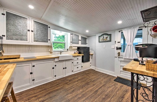 Blanco Cottage | Betty B's River House < 1 Mi to Blanco State Park!