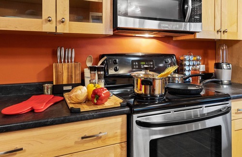 City Centre House | Betty-Lou's Bungalow- Spacious 4 bedroom, 4 bathroom Home