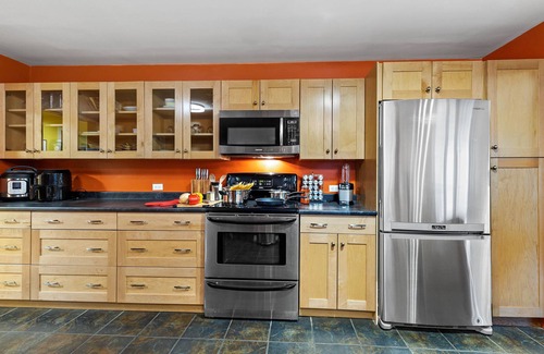 City Centre House | Betty-Lou's Bungalow- Spacious 4 bedroom, 4 bathroom Home